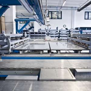 Blick in die Fertigung der montara GmbH mit einer maschine zur Herstellung kundenspezifischer Kleinladungsträger